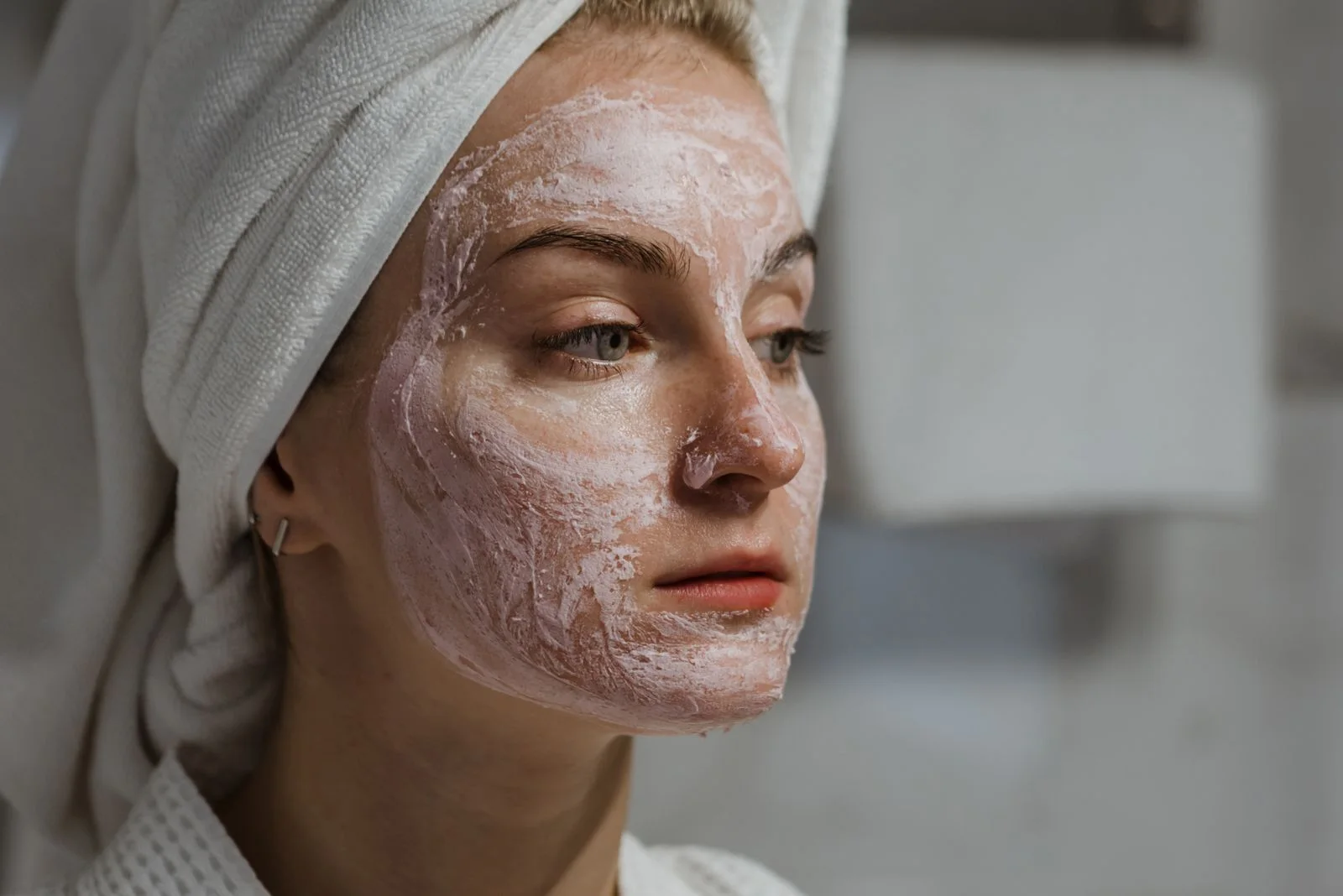 Rotina de cuidado facial com máscara cosmética