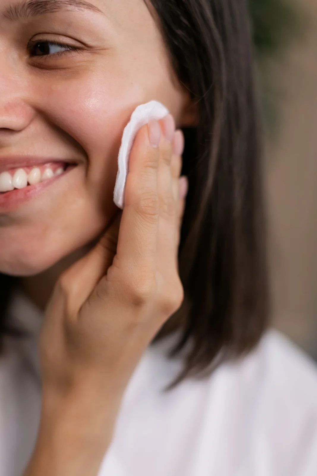 Detalhe de pele natural durante um cuidado suave com algodão